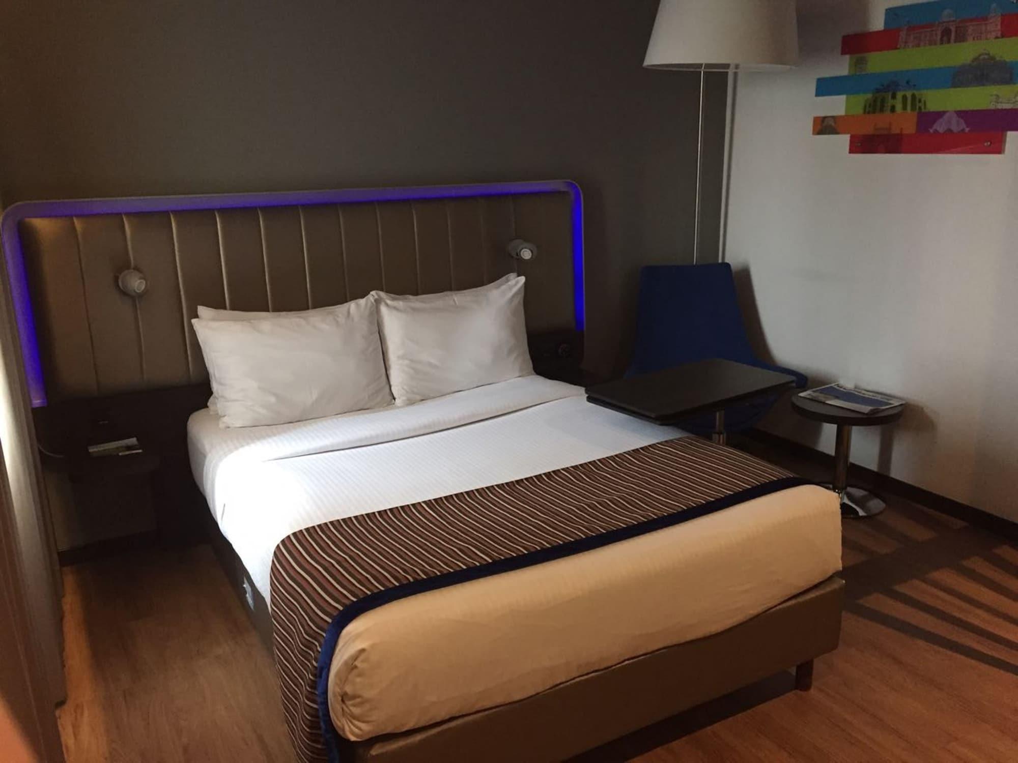 Park Inn By Radisson,South Delhi New Delhi Exterior photo A room at the hotel