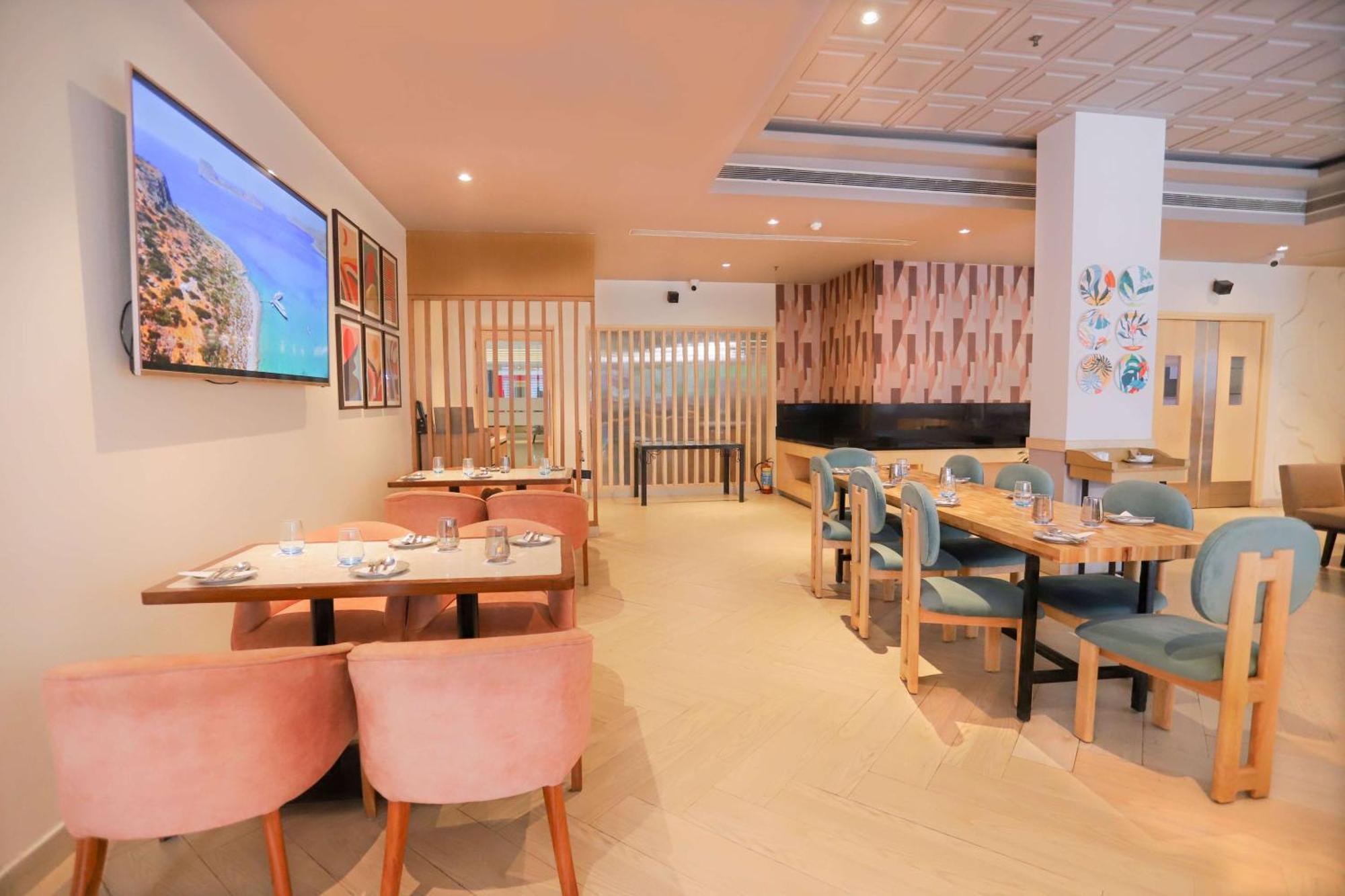 Park Inn By Radisson,South Delhi New Delhi Exterior photo The interior of the restaurant
