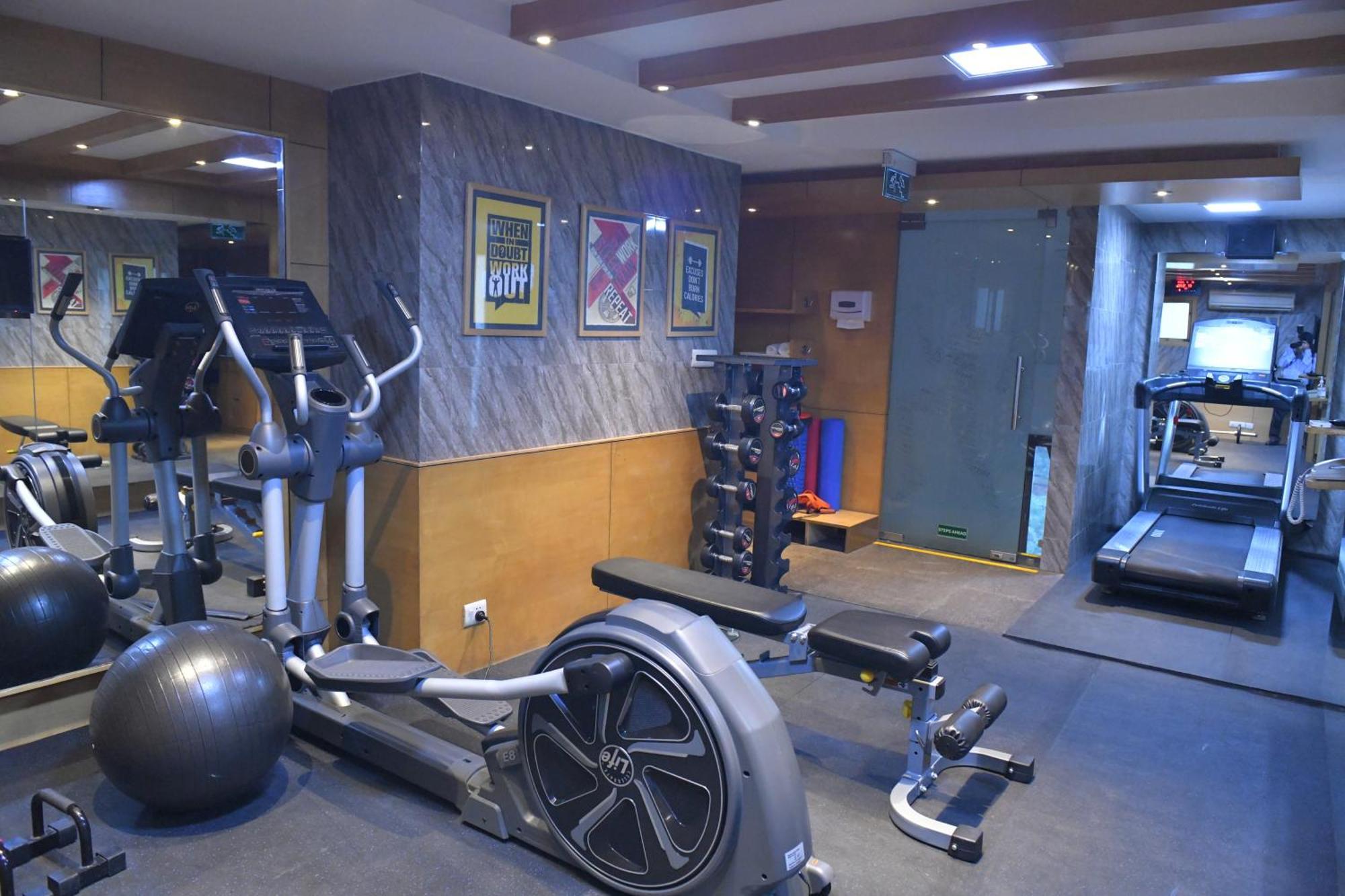 Park Inn By Radisson,South Delhi New Delhi Exterior photo A gym in a hotel