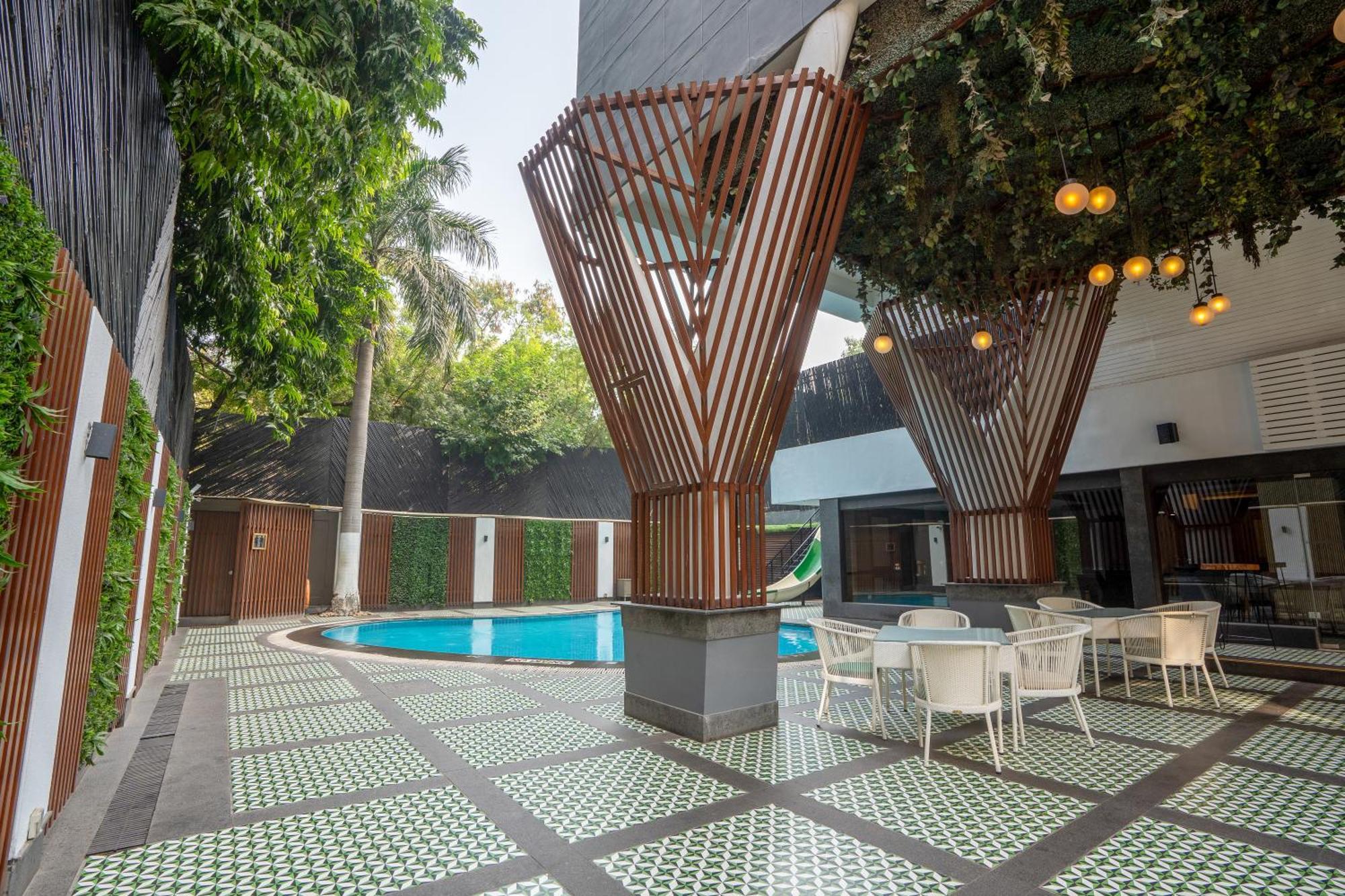 Park Inn By Radisson,South Delhi New Delhi Exterior photo The swimming pool at the hotel