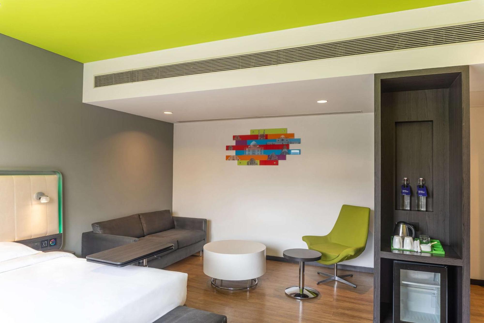 Park Inn By Radisson,South Delhi New Delhi Exterior photo A room at the hotel