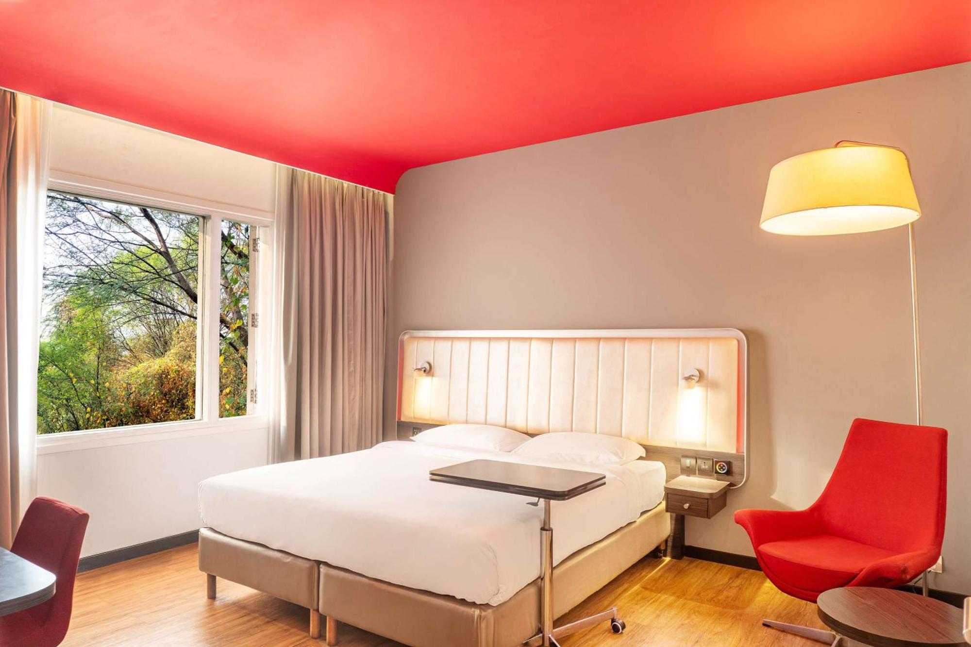 Park Inn By Radisson,South Delhi New Delhi Exterior photo A room at the hotel